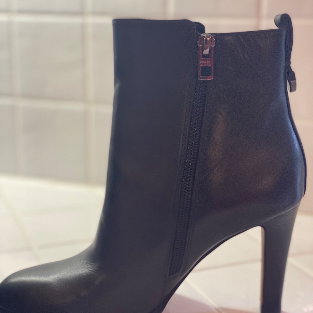 GORGEOUS COACH CLASSIC BLACK CALF SKIN LEATHER ANKLE BOOT: BRAND NEW IN BOX - Picture 9 of 13